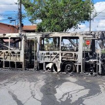 Ônibus que pegou fogo em BH fica destruído; veja fotos