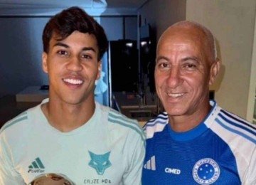Jorge Ramos ao lado do filho, o atacante Kaio Jorge -  (crédito: Reprodução/Instagram)