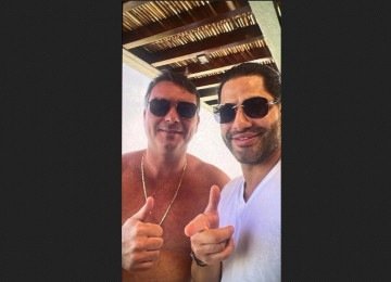 Foto divulgada nesta quarta-feira (15/7) mostra Fl&aacute;vio Bolsonaro e o Sic&aacute;rio de Daniel Vorcaro -  (crédito: Reprodu&ccedil;&atilde;o - ICL Not&iacute;cias)