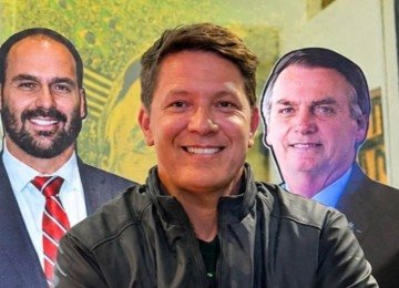 Mário Frias posa ao lado de Jair e Eduardo Bolsonaro de papelão -  (crédito: Reprodução/Redes sociais)