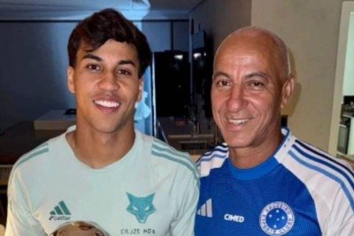 Jorge Ramos ao lado do filho, o atacante Kaio Jorge -  (crédito: Reprodução/Instagram)