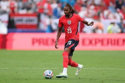 Djed Spence (Inglaterra) disputou as partidas utilizando máscaras personalizadas para proteger a região lesionada -  (crédito: Getty Images/ AFP)