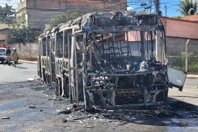 Ônibus da linha 9105 fica completamente destruído depois de pegar fogo no Bairro Horto, em BH, nesta quarta-feira (15/7) -  (crédito: Gladyston Rodrigues/EM/DA Press)