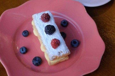 Feita com massa folhada, a torta mil-folhas da Avellan é finalizada com calda de frutas vermelhas -  (crédito: Feita com massa folhada, a torta  mil-folhas da Avellan é finalizada com calda de frutas vermelhas)