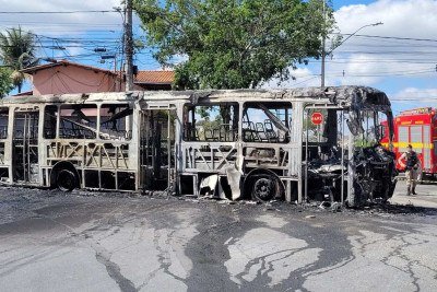 &Ocirc;nibus da linha 9105 pega fogo ap&oacute;s pane el&eacute;trica e deixa ve&iacute;culo completamente destru&iacute;do. Inc&ecirc;ndio ocorreu no Bairro Horto, em BH, mas ningu&eacute;m se feriu -  (crédito: Gladyston Rodrigues/EM/DA Press)