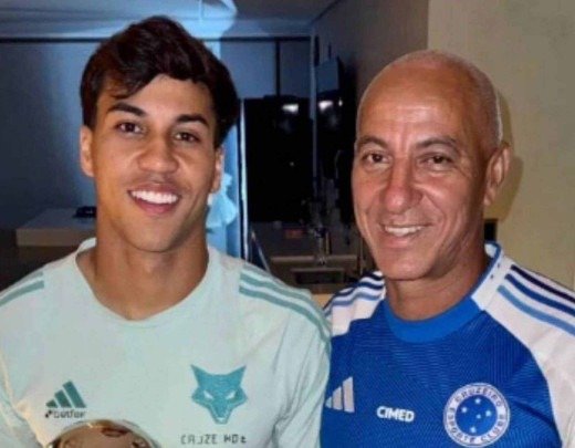 Jorge Ramos ao lado do filho, o atacante Kaio Jorge