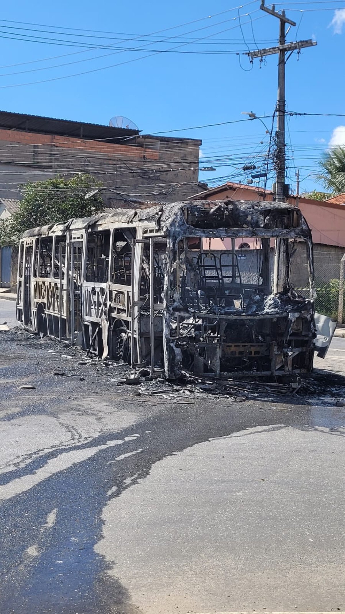 Ônibus da linha 9105 pega fogo após pane elétrica e deixa veículo completamente destruído. Incêndio ocorreu no Bairro Horto, em BH, mas ninguém se feriu-Gladyston Rodrigues/EM/DA Press