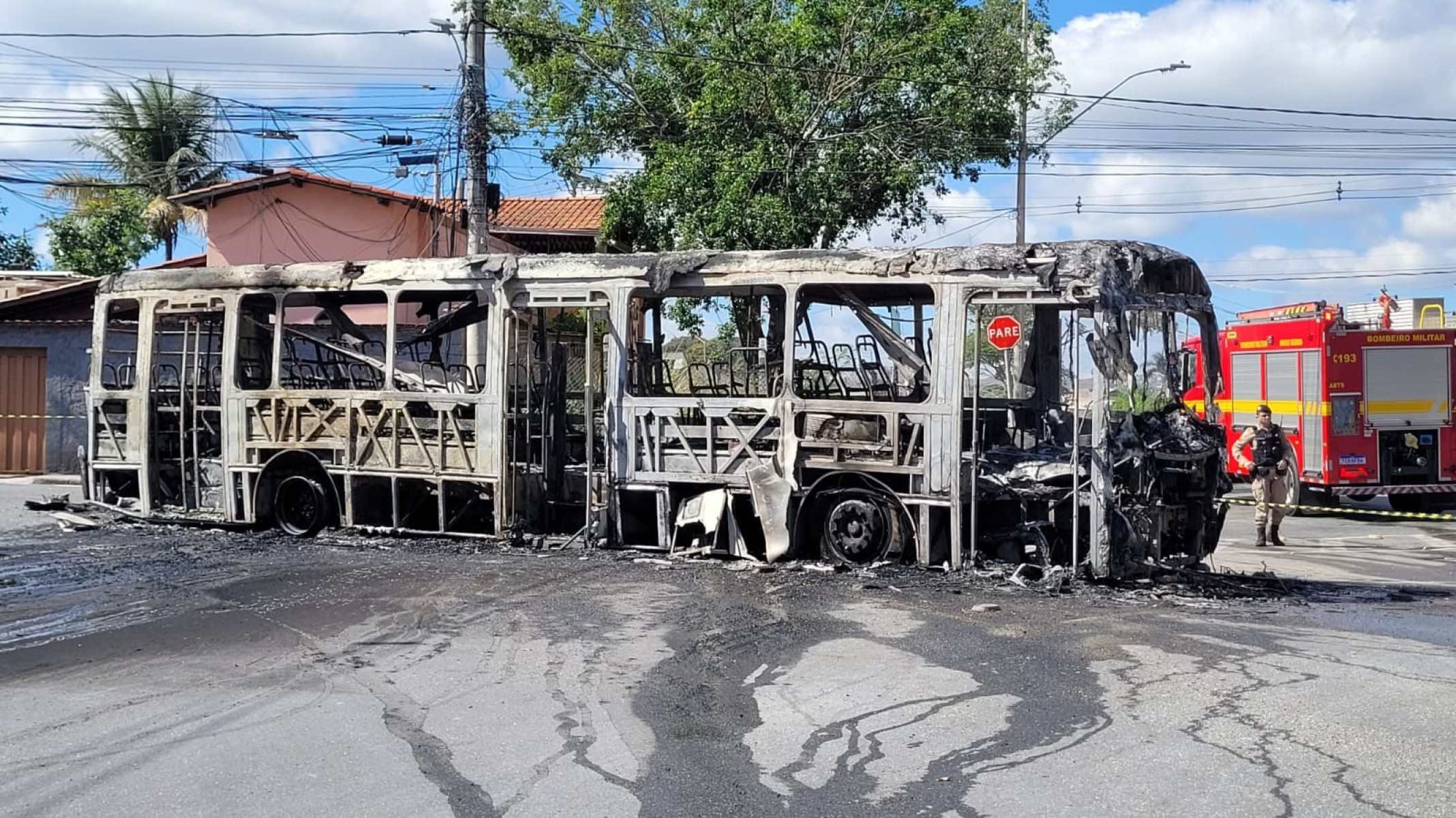 Ônibus da linha 9105 pega fogo após pane elétrica e deixa veículo completamente destruído. Incêndio ocorreu no Bairro Horto, em BH, mas ninguém se feriu-Gladyston Rodrigues/EM/DA Press