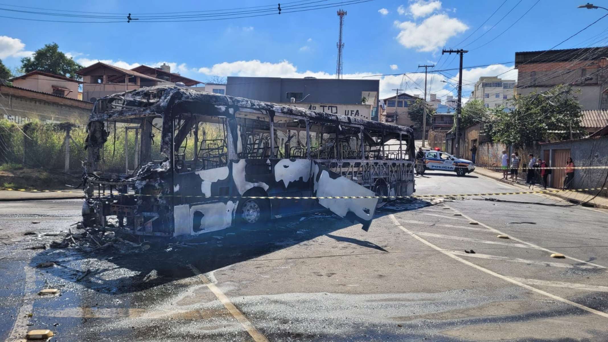 Ônibus da linha 9105 pega fogo após pane elétrica e deixa veículo completamente destruído. Incêndio ocorreu no Bairro Horto, em BH, mas ninguém se feriu-Gladyston Rodrigues/EM/DA Press