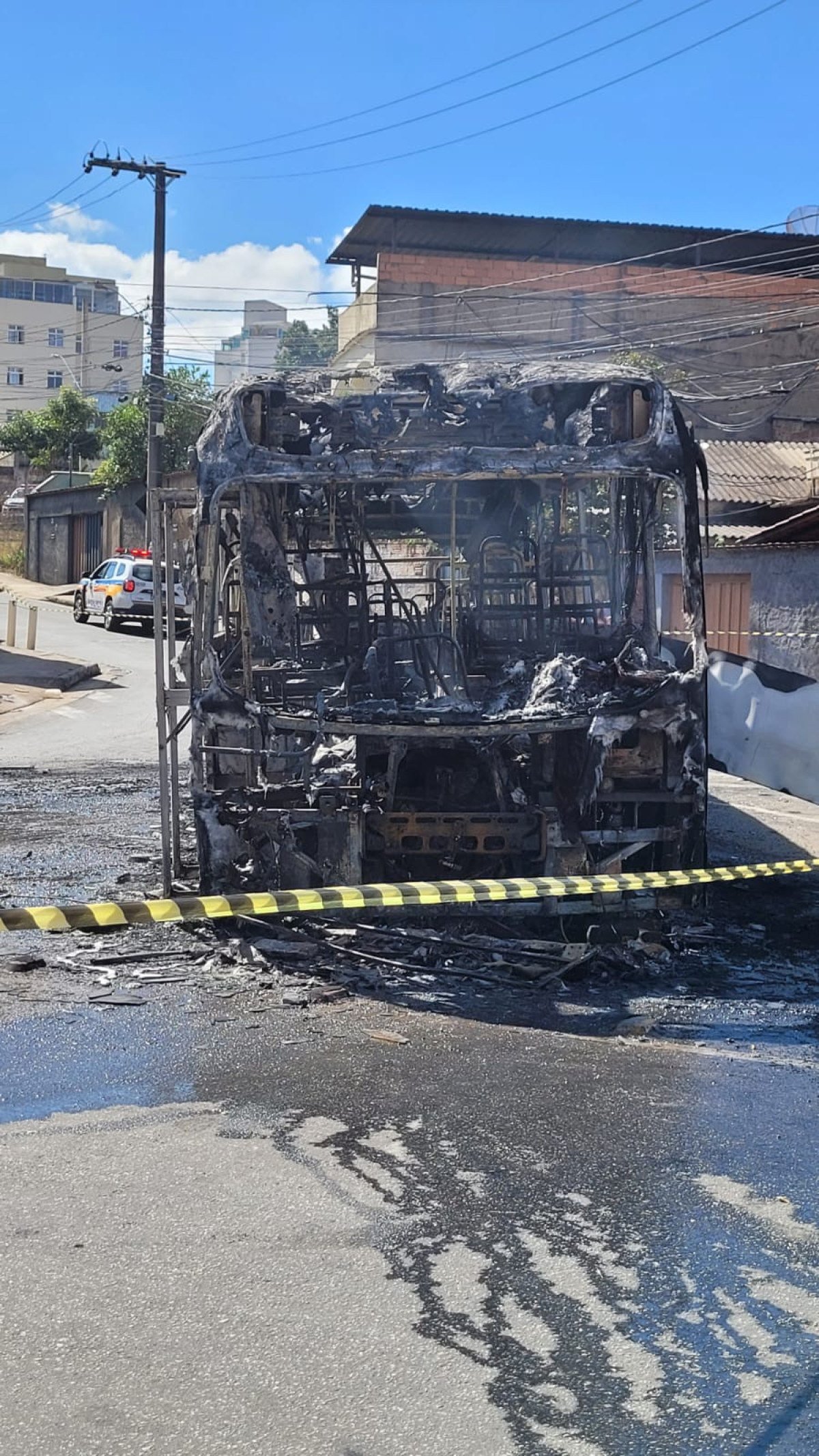 Ônibus da linha 9105 pega fogo após pane elétrica e deixa veículo completamente destruído. Incêndio ocorreu no Bairro Horto, em BH, mas ninguém se feriu-Gladyston Rodrigues/EM/DA Press