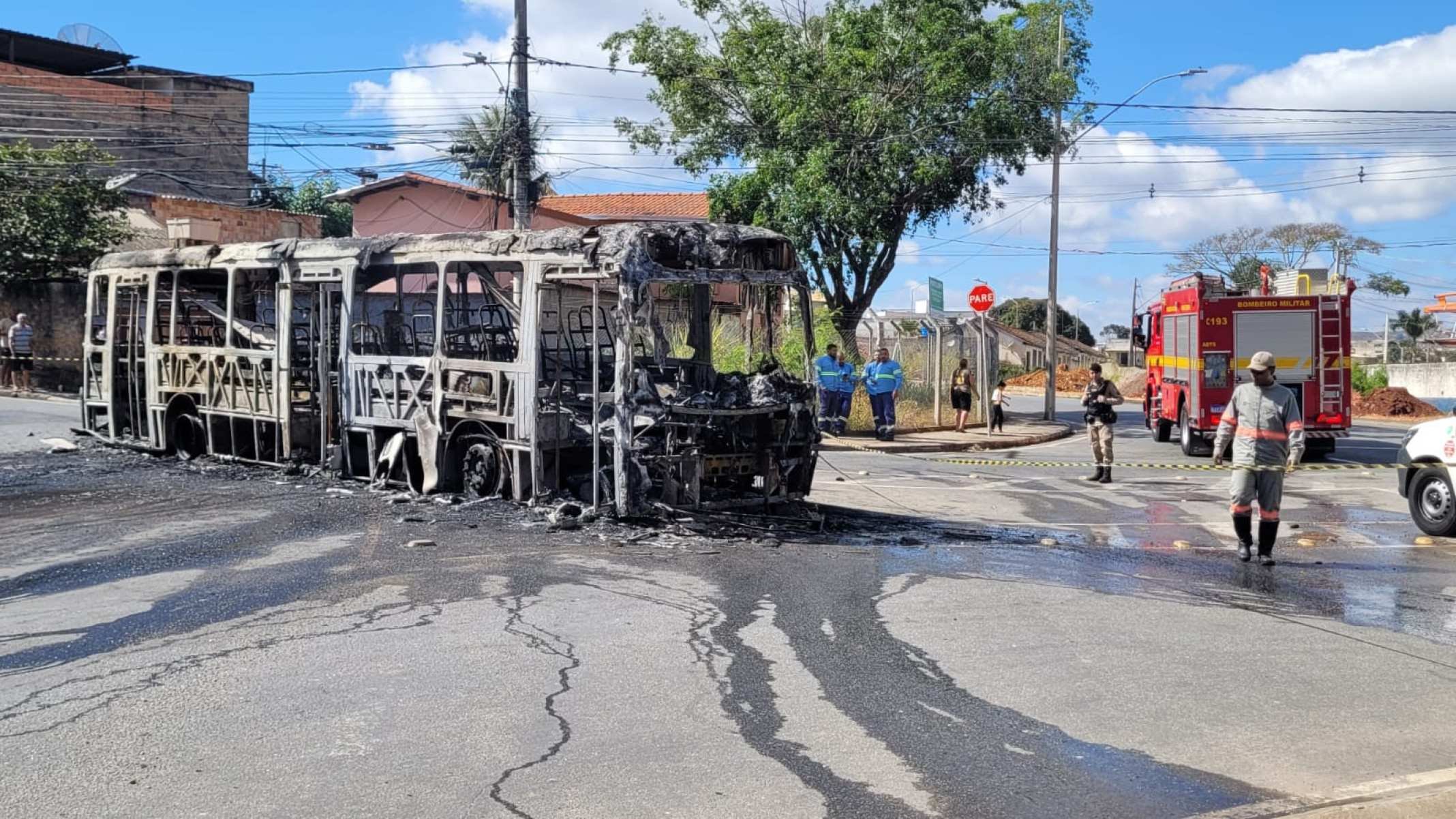 Ônibus da linha 9105 pega fogo após pane elétrica e deixa veículo completamente destruído. Incêndio ocorreu no Bairro Horto, em BH, mas ninguém se feriu-Gladyston Rodrigues/EM/DA Press