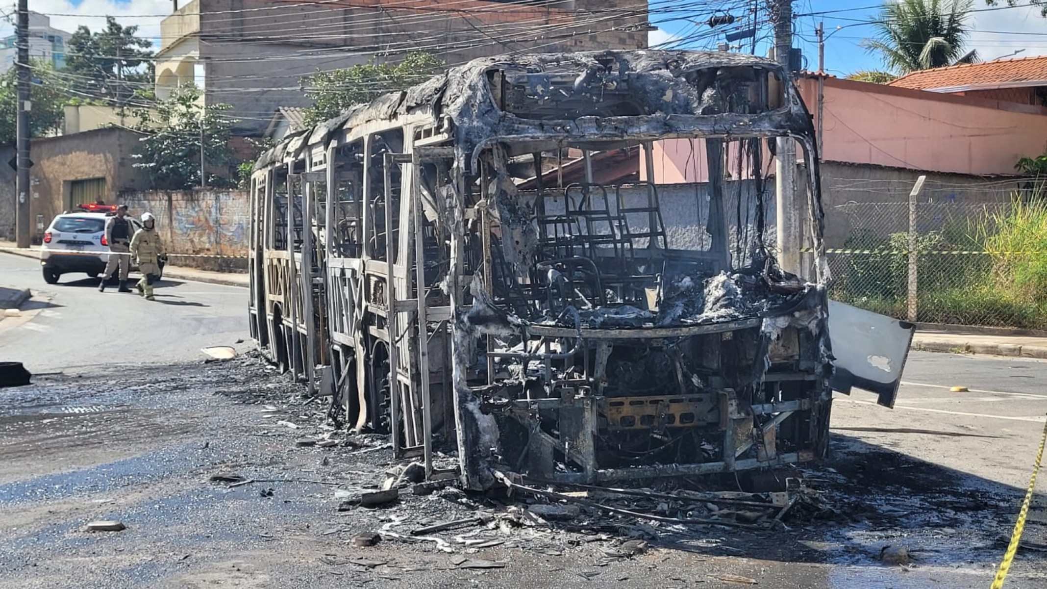 Ônibus da linha 9105 pega fogo após pane elétrica e deixa veículo completamente destruído. Incêndio ocorreu no Bairro Horto, em BH, mas ninguém se feriu-Gladyston Rodrigues/EM/DA Press