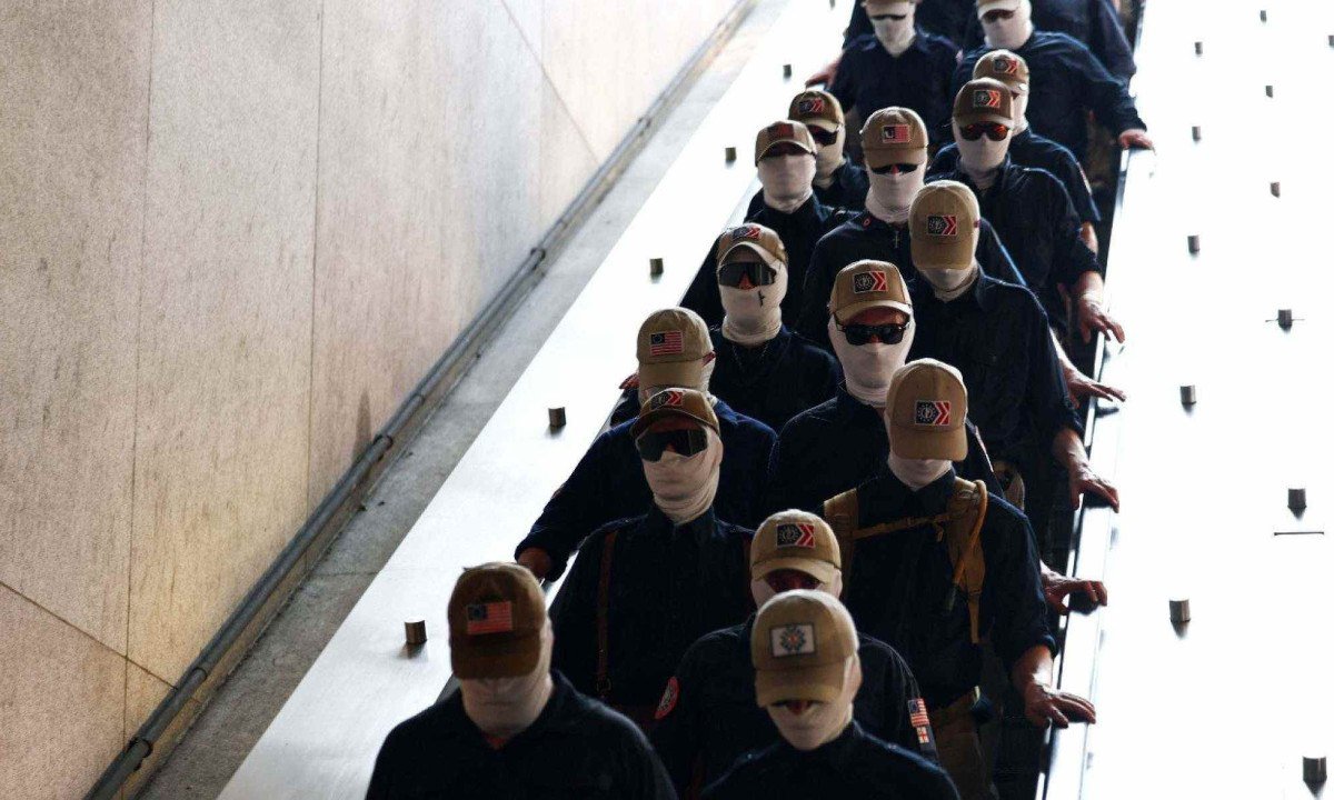 Em Washington, integrantes do grupo supremacista branco Patriot Front entram na esta&ccedil;&atilde;o Eastern Market antes de embarcarem no metr&ocirc; da capital americana