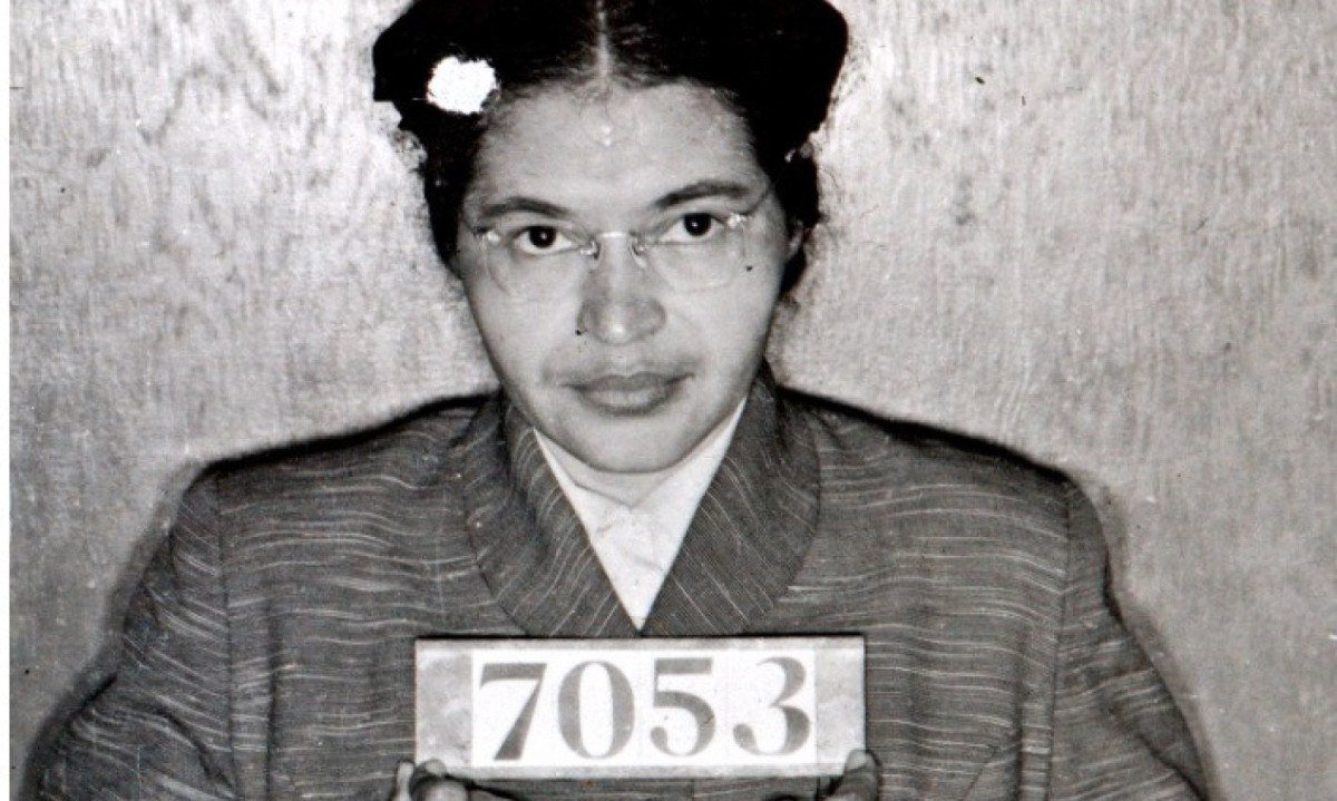 Rosa Parks (1913-2005) tornou-se um dos maiores s&iacute;mbolos da luta pelos  direitos civis nos Estados Unidos ao se recusar, em 1&ordm; de dezembro de 1955, a ceder seu lugar a um passageiro branco em um &ocirc;nibus de Montgomery, no Alabama. Sua pris&atilde;o desencadeou um boicote de 381 dias ao transporte p&uacute;blico e impulsionou o movimento contra a segrega&ccedil;&atilde;o racial, liderado por Martin Luther King Jr.