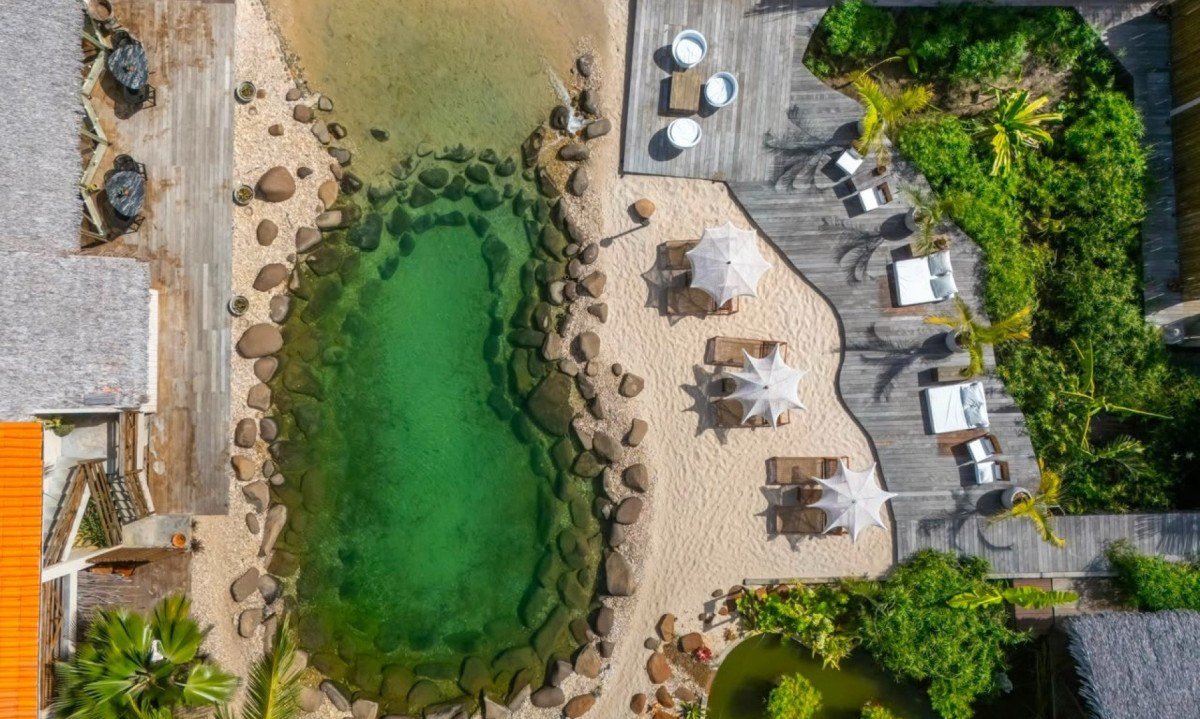A piscina do Villa Pantai Atins foi desenhada como uma extens&atilde;o das lagoas dos Len&ccedil;&oacute;is Maranhenses, que conta ainda com fundo de areia e aquecimento natural 