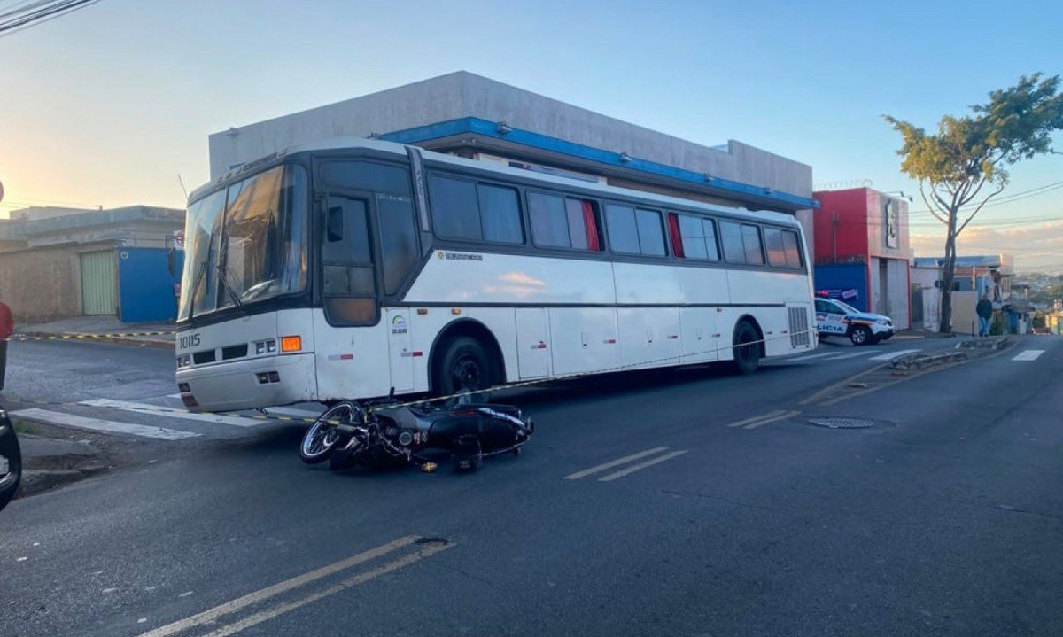 Segundo os bombeiros, condutor da moto de aplicativo tentou ultrapassar o ônibus - (crédito: Reprodução/CBMMG)
