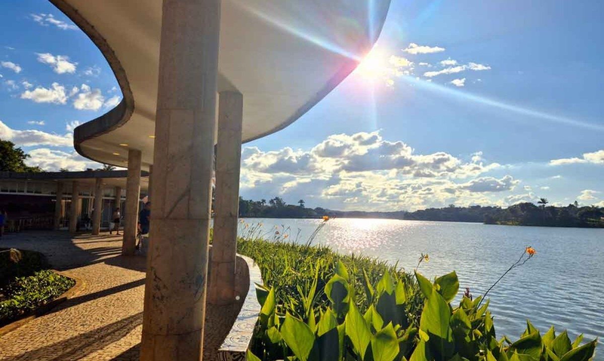 Foto mostra &aacute;rea externa da Casa do Baile em dia ensolarado, com a Lagoa da Pampulha ao fundo 