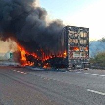 Carreta é completamente destruída pelo fogo na BR-381 - CBMMG/Divulga&ccedil;&atilde;o