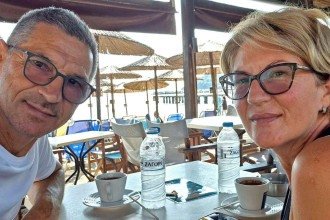 Mulher conta como segurou marido sugado para fora de avião: 'Se morrermos, morreremos juntos'