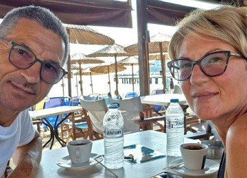 Mulher conta como segurou marido sugado para fora de avião: 'Se morrermos, morreremos juntos' -  (crédito: BBC)
