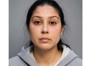 Yashira Marie Maldonado, m&atilde;e presa por acorrentar a filha de 13 anos a uma cerca, em imagem de registro policial -  (crédito: Miami-Dade Corrections)