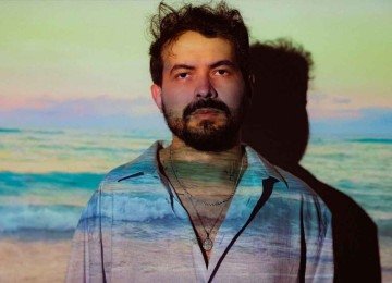 O mineiro Bemti combina viola caipira e indie pop, dizendo que procura trilhar seu próprio caminho dentro da música popular brasileira
 -  (crédito: Ian Rassari/Divulgação)
