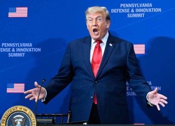 Donald Trump tenta interferir nas eleições presidenciais no Brasil -  (crédito: SAUL LOEB/AFP)