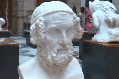 Historiadores calculam que Homero tenha vivido entre os séculos 8 e 7 antes de Cristo, sem consenso sobre a data exata nem sobre o local de nascimento. Cidades como Esmirna, Atenas e Rodas, além da ilha de Quios, disputam como lugar de origem do poeta, e nenhuma dessas versões possui comprovação histórica definitiva.
 -  (crédito: Reprodução Youtube)