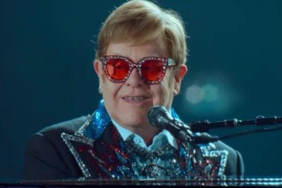  cantor britânico Elton John comemorou recentemente 30 anos de sobriedade em seu perfil no Instagram. Cercado por flores e cartões feitos à mão pelos filhos, Zachary, de 14 anos, e Elijah, de 12, Elton disse: 'Grato por todo o carinho no meu aniversário de sobriedade' -  (crédito: Reprodução youtube)