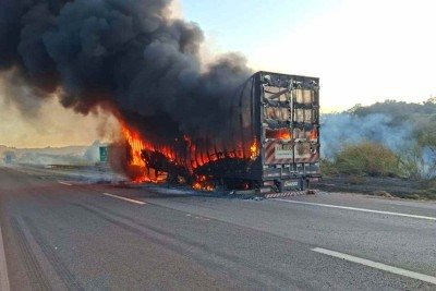 Motorista conseguiu desacoplar o cavalo-mec&acirc;nico; apenas a carreta foi atingida pelo fogo -  (crédito: CBMMG/Divulga&ccedil;&atilde;o)