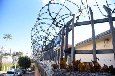 Moradores da Serra tentam defender suas casas com concertina, cacos de vidro, câmeras e telas cortantes. Nem as árvores escapam -  (crédito: Fotos: Gladyston Rodrigues/EM/D.A Press)