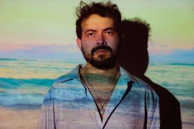 O mineiro Bemti combina viola caipira e indie pop, dizendo que procura trilhar seu próprio caminho dentro da música popular brasileira
 -  (crédito: Ian Rassari/Divulgação)