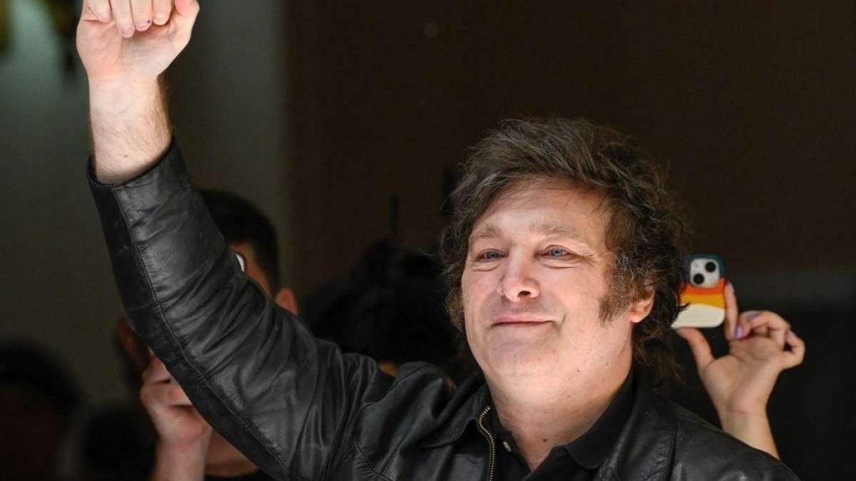 Javier Milei, presidente da Argentina, &eacute; o s&iacute;mbolo mais vis&iacute;vel da ultradireita na Am&eacute;rica Latina, conforme abordado na reportagem -  (crédito: Luis ROBAYO / AFP)