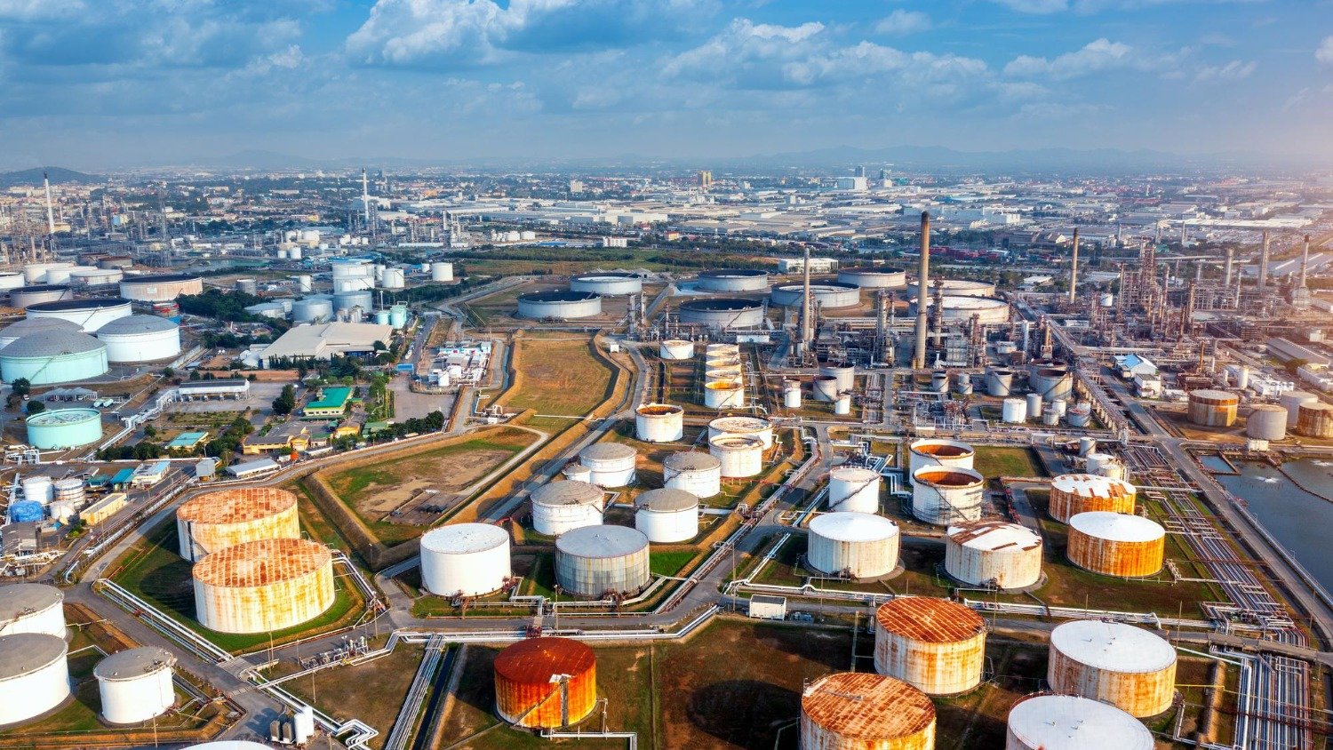 A infraestrutura de refino e armazenamento da Petrobras &eacute; estrat&eacute;gica para a nova pol&iacute;tica de pre&ccedil;os da gasolina -  (crédito: Freepik)