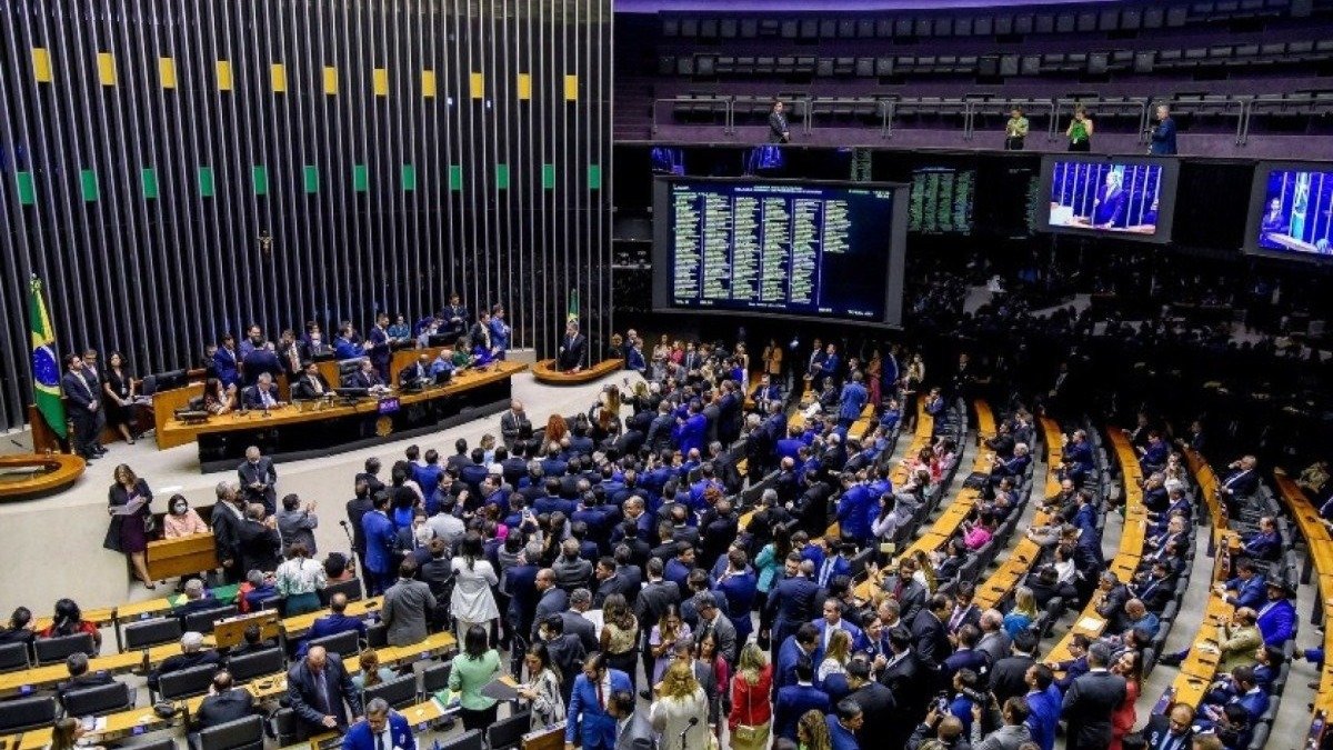 Deputados federais re&uacute;nem-se no plen&aacute;rio da C&acirc;mara, onde os sal&aacute;rios e custos do mandato s&atilde;o debatidos na mat&eacute;ria -  (crédito: Divulga&ccedil;&atilde;o/C&acirc;mara dos Deputados)