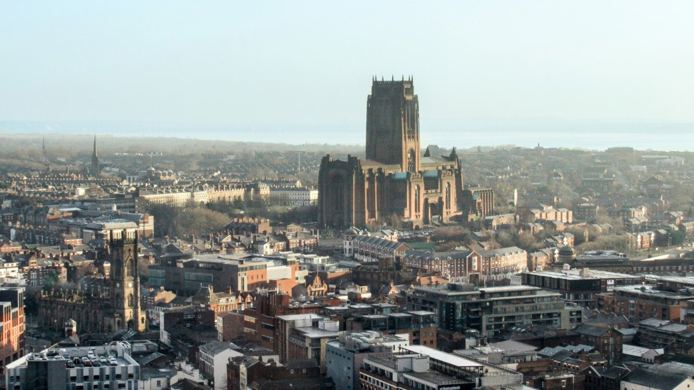 A arquitetura imponente de Liverpool, como a catedral vista na imagem, foi crucial para compor o visual sombrio de Gotham em "The Batman" -  (crédito: frimufilms no Magnific)
