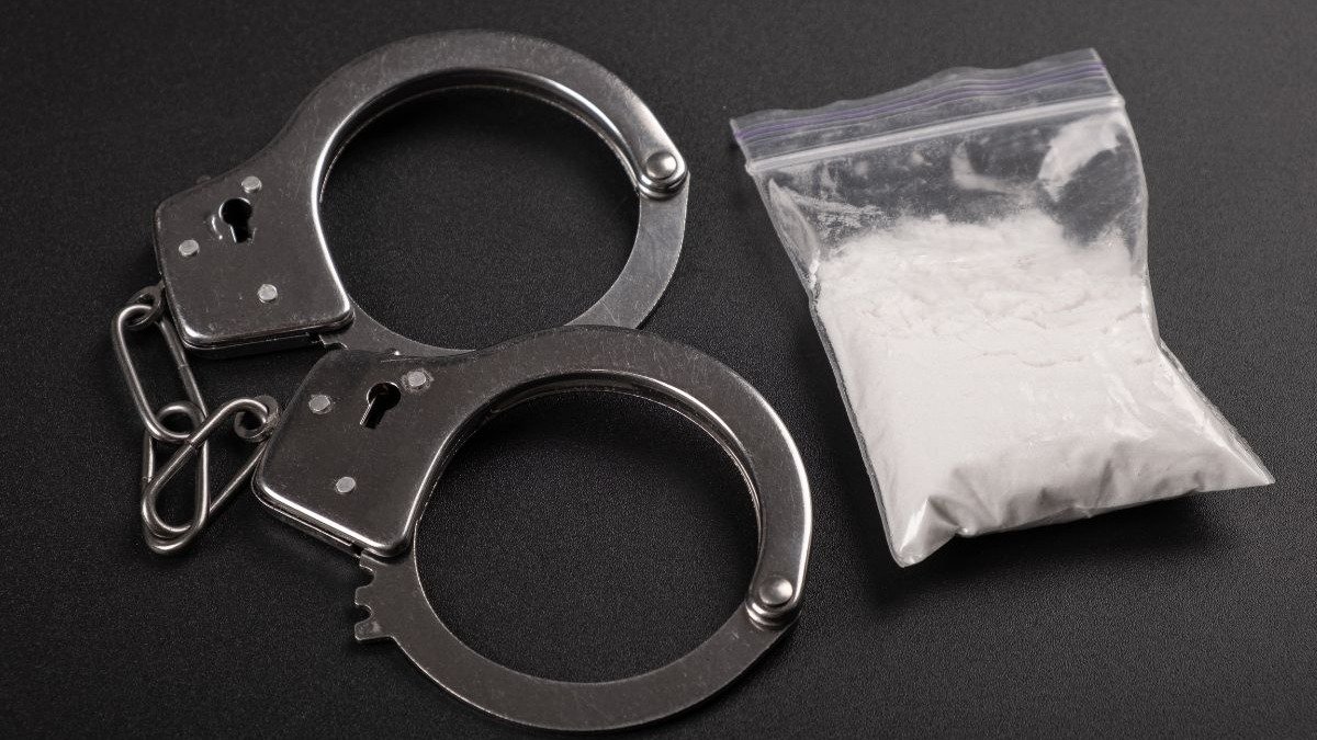 Algemas e uma embalagem com coca&iacute;na ilustram as apreens&otilde;es em opera&ccedil;&otilde;es policiais -  (crédito: Roman Budnyi)