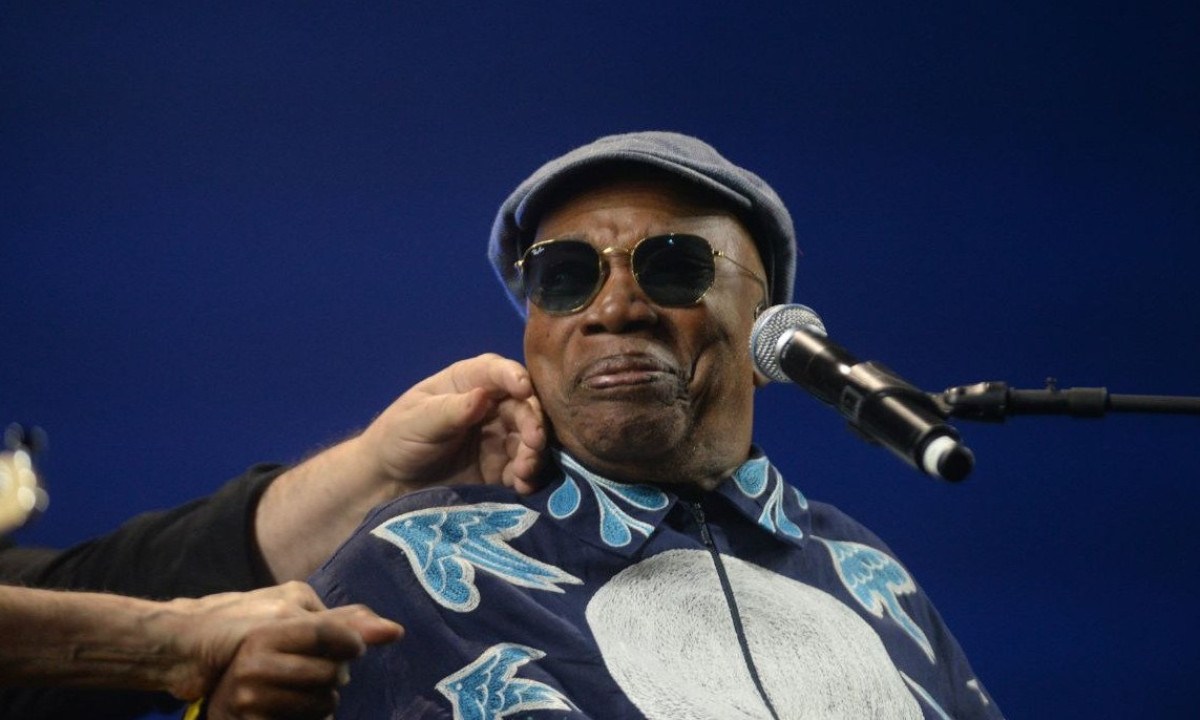 O cantor Milton Nascimento, que está internado para tratar pneumonia, em momento de apresentação musical - (crédito: Túlio Santos / EM)