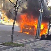 Vídeo: carro pega fogo no Belvedere, e moradores controlam as chamas - Foto: Arquivo Pessoal