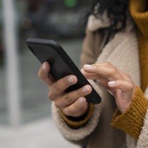 Por que os brasileiros estão adiando a compra de smartphones - DINO