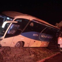 Batida entre carreta e ônibus mata mãe e filho em MG; 15 ficam feridos - Corpo de Bombeiros/Reprodução