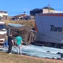 Batida entre 4 carretas interdita pista na BR-381 em Minas - Reprodução/Redes Sociais