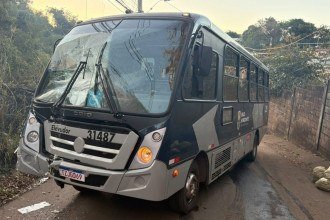 Caminhão do Corpo de Bombeiros se envolve em acidente com ônibus em BH