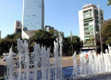 Fonte na Praça da Savassi, um dos pontos acolhedores da região rica em diversidade e opções para todos os públicos -  (crédito: Jair amaral/EM/d.a press)