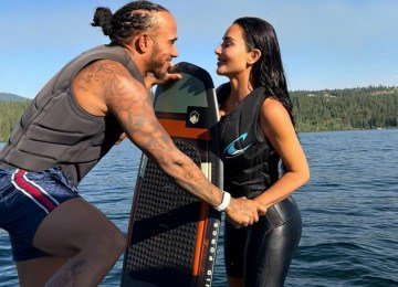 Lewis Hamilton e Kim Kardashian em sess&atilde;o de wakeboard, uma das fotos que confirmaram o relacionamento do casal -  (crédito: Redes sociais)