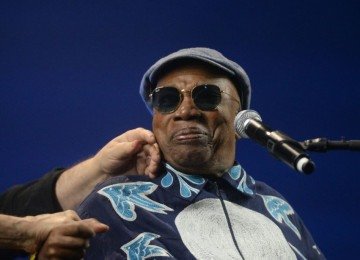O cantor Milton Nascimento, que est&aacute; internado para tratar pneumonia, em momento de apresenta&ccedil;&atilde;o musical -  (crédito: T&uacute;lio Santos / EM)