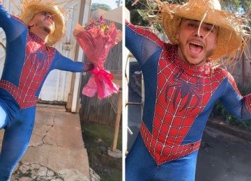 Com fantasia de Homem-Aranha e chap&eacute;u de palha, o gari Carlos Daniel Siqueira Amancio transforma a rotina de trabalho em Leme -  (crédito: Redes sociais)