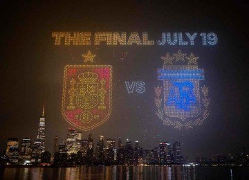 Os brasões da Espanha e da Argentina são exibidos em show de drones em Manhattan, enquanto torcedores do mundo todo entram em contagem regressiva para a decisão da Copa -  (crédito: Carl Recine/Getty Images/AFP)