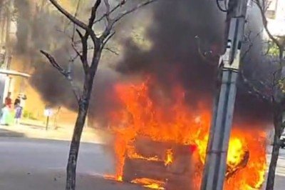 Incêndio atingiu um Ford Ka na Avenida Paulo Camilo Pena -  (crédito: Foto: Arquivo Pessoal)