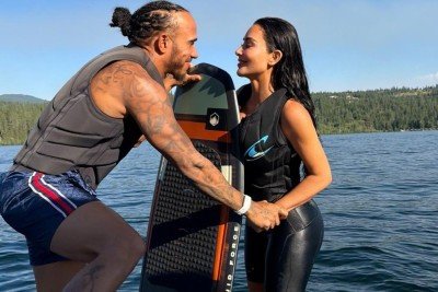 Lewis Hamilton e Kim Kardashian em sess&atilde;o de wakeboard, uma das fotos que confirmaram o relacionamento do casal -  (crédito: Redes sociais)